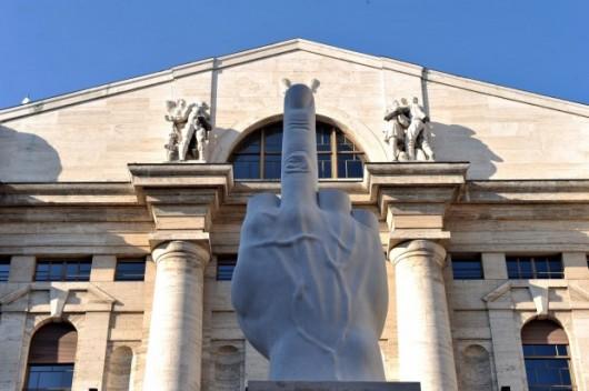 M Cattelan LOVE davanti al Palazzo della Borsa